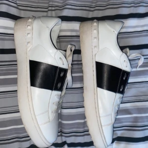 Valentino Garavani vita sneakers - Snygga vita sneakers från Valentino Garavani med runt tå, storlek 41 vet ej om de är äkta därmed priset. Priset kan diskuteras
