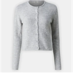 Grå kofta med knappar - Mysig ljusgrå kofta från Ginatricot💓nästan aldrig använd💓