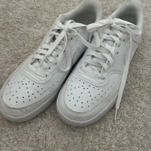 Nike Court Vision Low Next Nature - Klassiska helvita Nike skor. Snygg modell med rund tå. Perfekta till jeans eller shorts för en clean look.