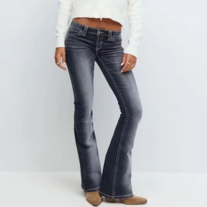  bootcut jeans med broderi - Från Gina 14+ endast använda en gång💕strolek m/38