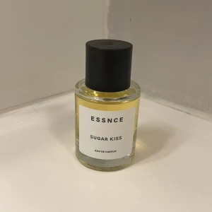 ESSNCE Sugar Kiss Eau de Parfum - ESSNCE Sugar Kiss Eau de Parfum – en stilren parfym med modern känsla. Perfekt för dig som vill sticka ut med en enkel men trendig doft. Minimalistisk design som passar in i alla badrumshyllor.