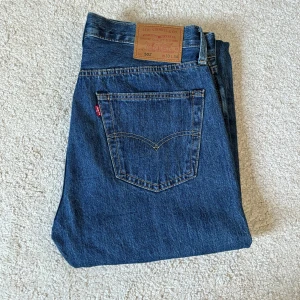 Levi's 501 blå jeans W33 L34 - Klassiska Levi's 501 jeans i mörkblå denim med raka ben. I gott skick, endast använda ca 5 ggr. 