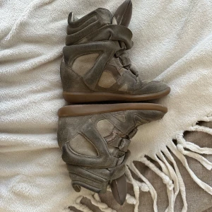 Beige isabelmarants äkta  - Säljer ett par beiga/gröna isabel marants i storlek 38. Det är äkta men väl använda. Perfekt inför hösten!🤎