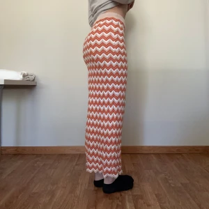 Stickat set från Amisu - Ett fint stickat set med orange/vit/beige sick stack mönster😍