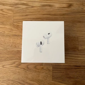 Airpods pro 2 - Säljer helt nya oöppnade trådlösa premiumhörlurar med det senaste H2-chipet. De har kraftfull aktiv brusreducering som stänger ute störande ljud.
