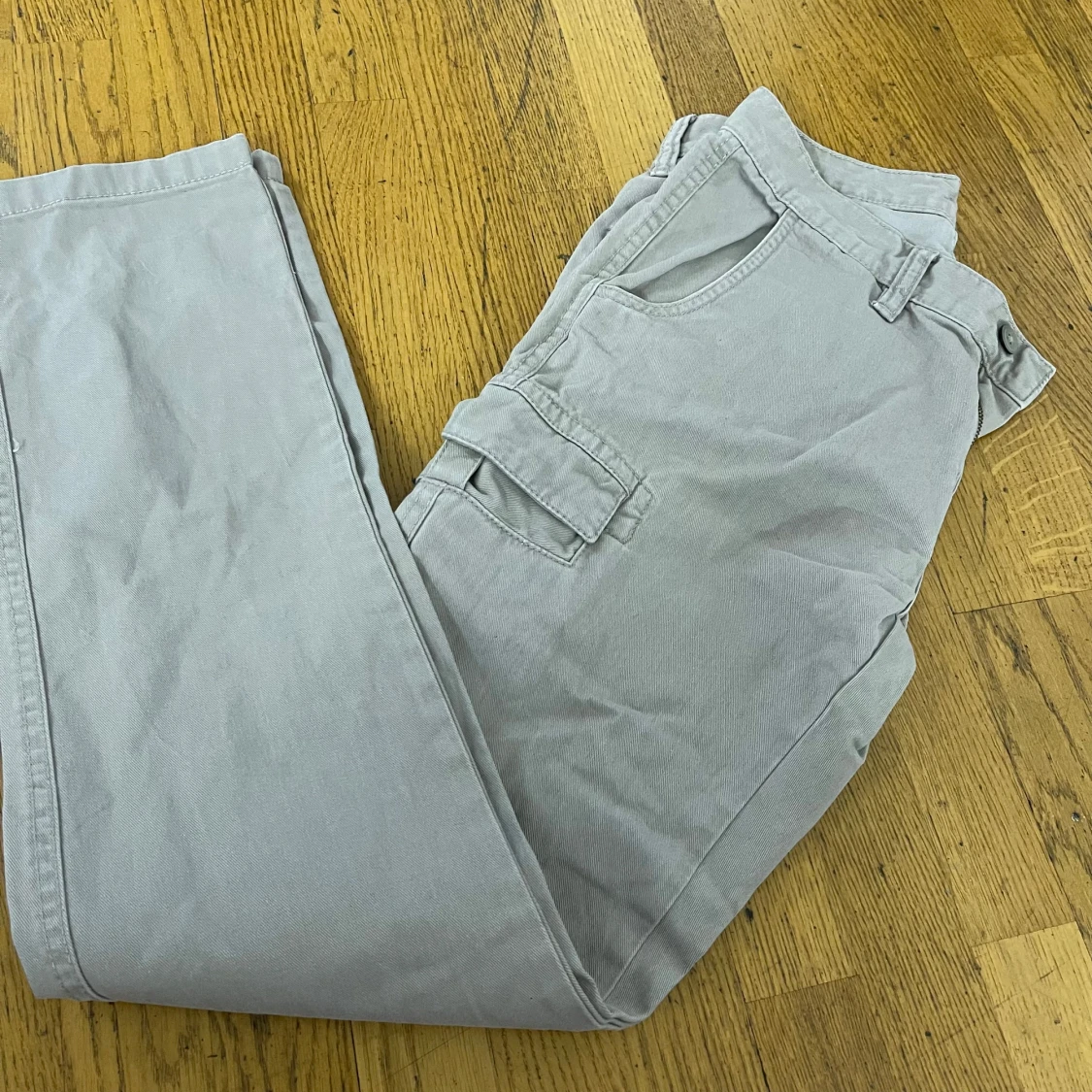 Grå cargopants med raka ben - 2