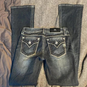 low miss me bootcut jeans - ett par så snygga bootcut lowwaist miss me jeans som är köpta här på plick. har en liten defekt, se bild 4, men inget man tänker på. midjemått: 35cm tvärs över+stretch, innerbenslängd: ca 85cm, kontakta för bild på och köparen står för frakten 💕💞💕