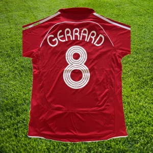 Gerrard - UCL Final 2007 - Nyskick/helt oanvänd Steven Gerrard tröja från UCL Finalen 2007. Denna tröja har blivit ikonisk, i år (säsongen 25/26) kör Liverpool till och med en retrodesign inspirerad av denna. Tveka inte att höra av er för fler frågor och bilder!