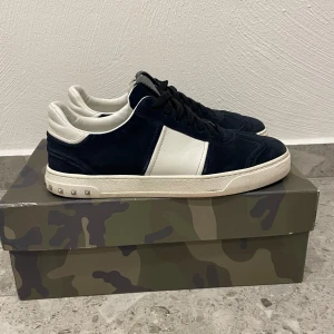 Valentino Garavani sneakers marinblå/vit - Valentino Flycrew || Storlek 41 || Skorna är i mycket bra skick däremot saknas en nit || Mitt pris 4999kr || Valentino Box ingår (ej orginal och boxen är skadad) || Tveka inte på att höra av dig vid frågor eller funderingar 