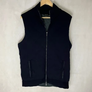 Massimodutti Väst - Merinoull väst av Massimodutti. Riktigt fint skick. Modellen är 185. Passar dig som bär storlek M.