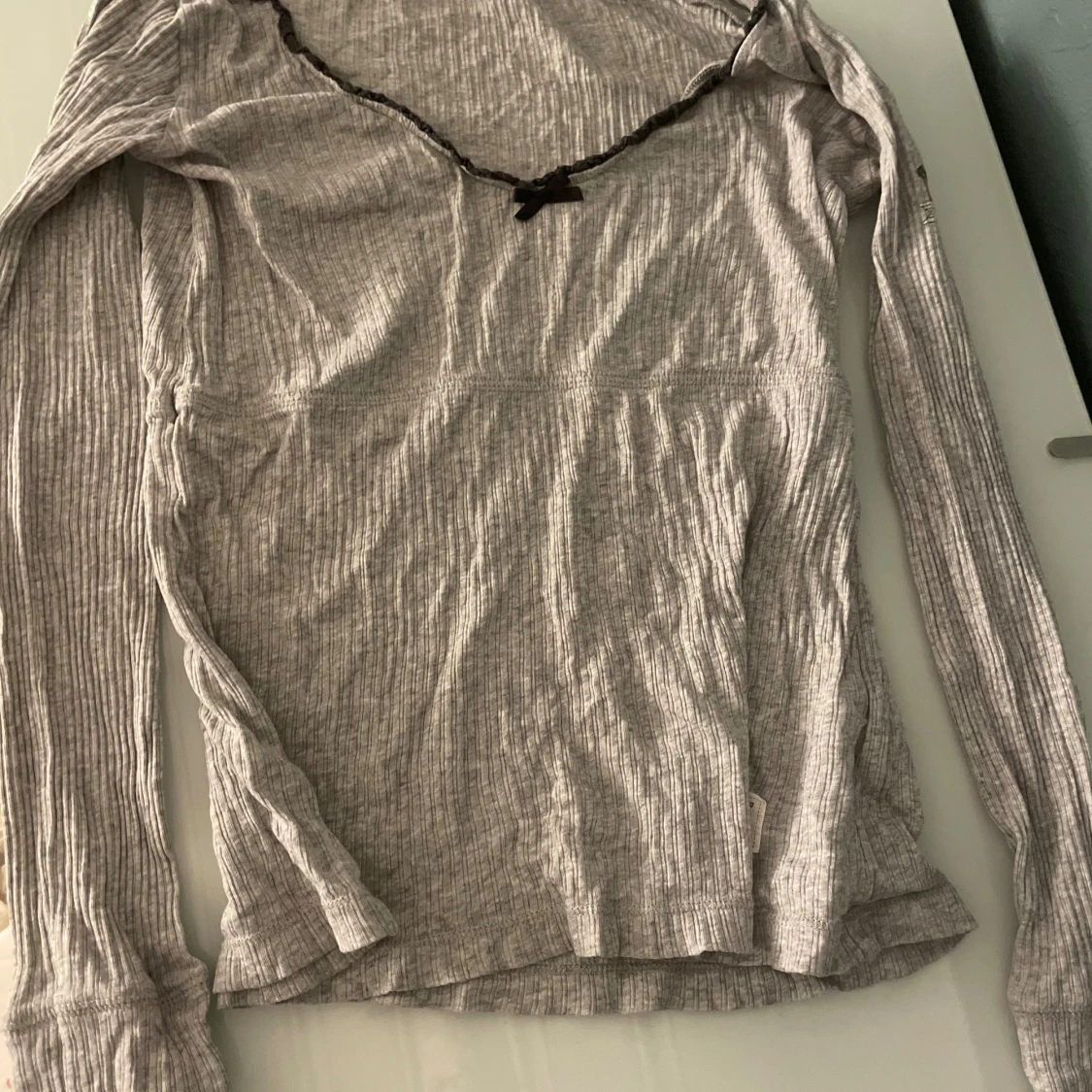 Grå ribbad topp från Odd Molly