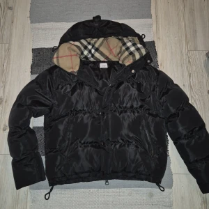 Burberry pufferjacket - Tja! Säljer denna Burberry pufferjacket. Använd fåtal gånger! Fint sick! Passar 1,75 - 1,80 lång. Hör av er vid minsta fundering!