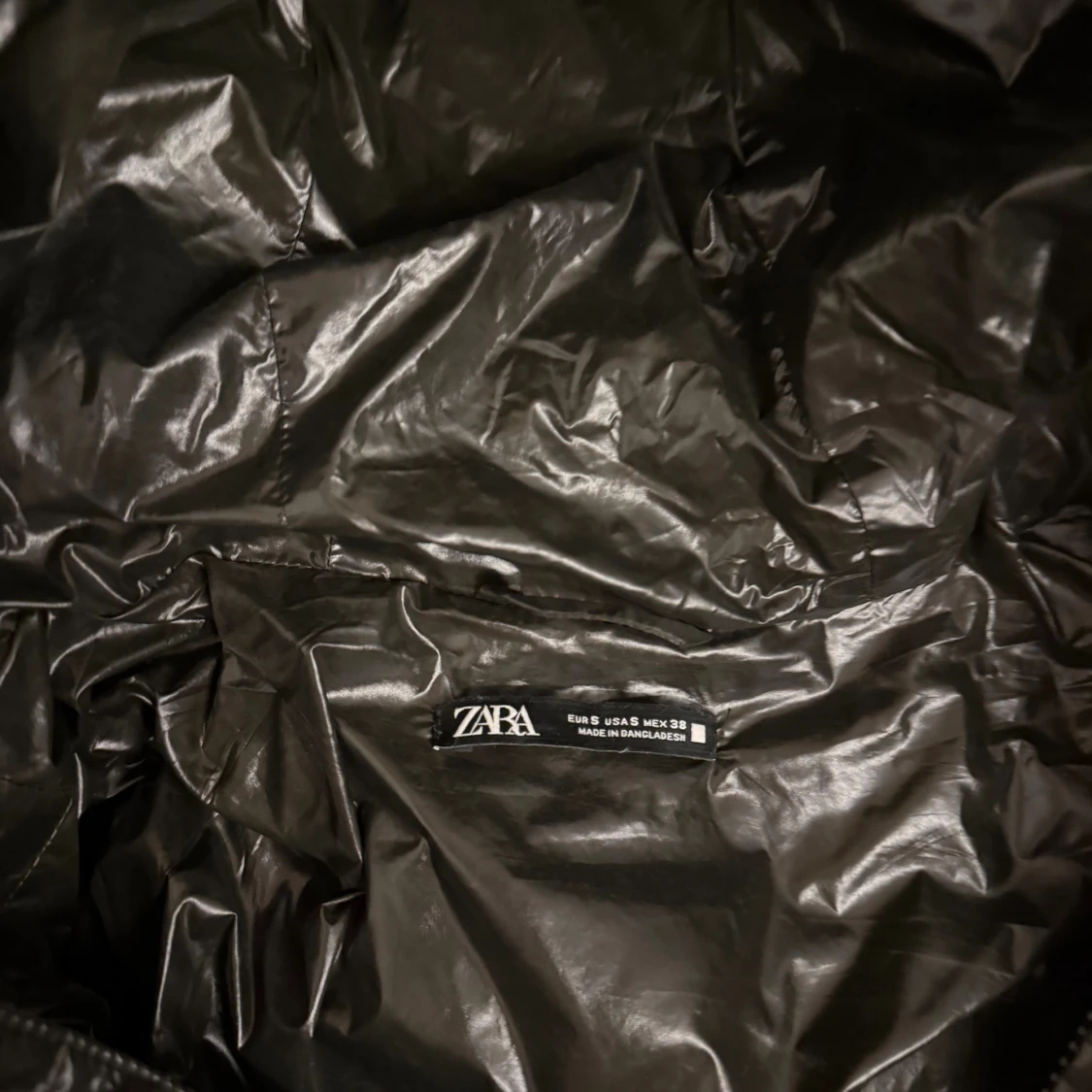 Svart pufferjacka från Zara med huva - 2