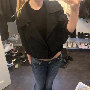 Svart trekvartsärmad trenchcoat - Såå snygg!!😍😍Lite kortare i modellen och trekvartsärm, superfint skick💞💞Storlek M men passar även xs-s 