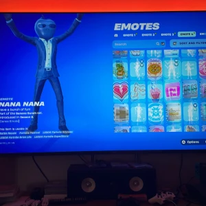 PlayStation 5 - PlayStation 5 i mycket fint skick, komplett med originalkontroller och tillbehör. Konsolen fungerar utmärkt och är perfekt för gaming, inklusive populära spel som Fortnite. Inga synliga repor eller skador på konsolen eller tillbehör.