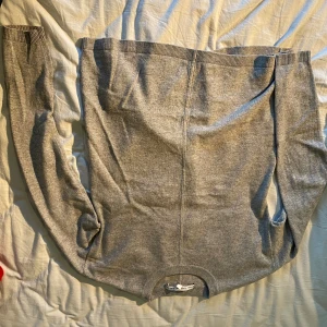 Grå cashmeretröja  - En stilren grå stickad tröja från & Other Stories i 100% cashmere. Fin kvalitet, har ett litet hål vid armen som man knappt tänker på men annars bra skick. Skriv om du har frågor eller vill ha fler bilder.