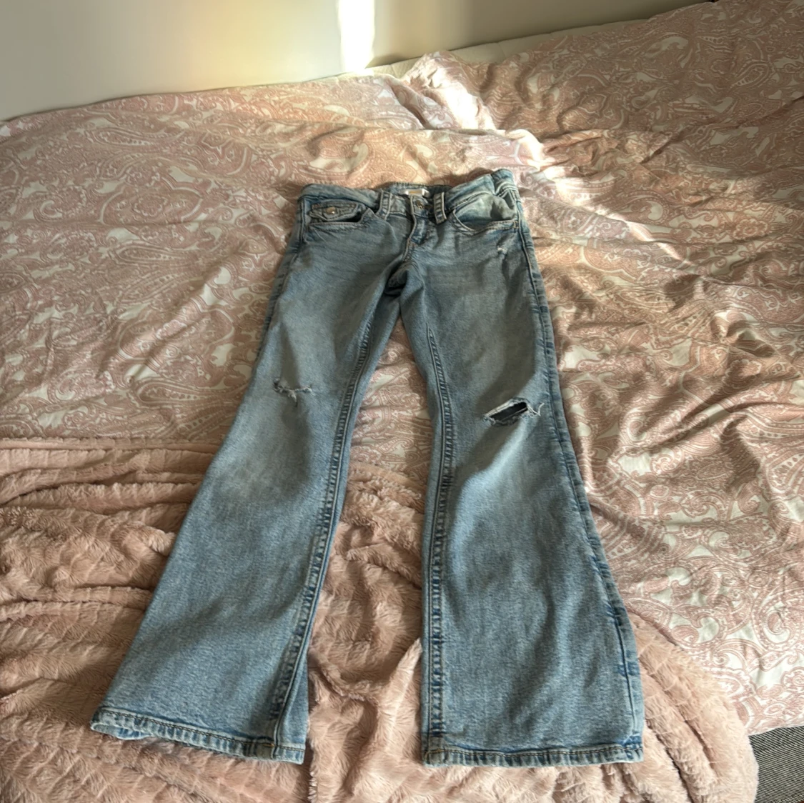 Ljusblå bootcut jeans Gina Tricot