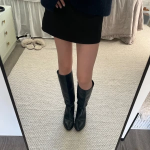 Höga skor med liten klack - Ett par höga skor i äkta läder köpta second hand och är ett italienskt märke, med en liten klack så lätta att gå i🥰 Dem är i storlek 38 så är lite stora för mig som har 36 - men har passat bra ändå! Kontakta vid fler frågor eller fler bilder😇🤍