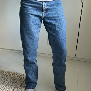 Denim Blå Jeans - Säljer nu dessa blåa denim jeans får Junkyard. Jeansen har rak passform och normal midja och perfekta för dig som gillar en tidlös och avslappnad stil. Modellen är 190cm, 78kg. Storlek 30/34. Skriv om ni har några som helst funderingar:)