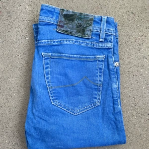 Jacob Cohen Jeans  - Säljer dessa otroligt feta Jacob Cohen jeans  i 622 modellen (populäraste modellen). 9.5/10 skick. Storlek: 30 Pris är diskuterbart ✅ Bara att höra av dig vid frågor!  5/5 reviews här på Plick ⭐️ Fraktar samma dag 📦