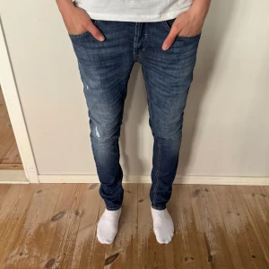 Dondup Jeans George  - Skick 10/10! Storlek w31 och modellen är 180cm. Nypris:4000kr och vårt pris endast 750kr! Kontakta gärna vid frågor🙌