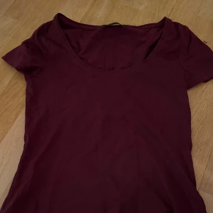 Vinröd t shirt  - Vinröd t shirt med urringning