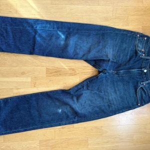 Levis 551z - Säljer mina Levis (modell 551z) då de inte används. Byxorna är i bra skick och har inga skador eller defekter som påverkar funktionalitet. Det är bara att höra av sig om det finns funderingar 