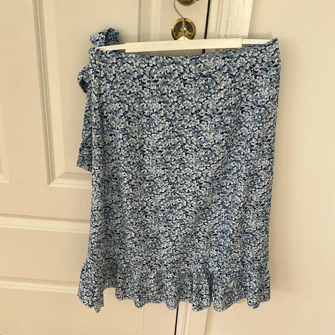 Blå blommig omlottkjol med volang - 3