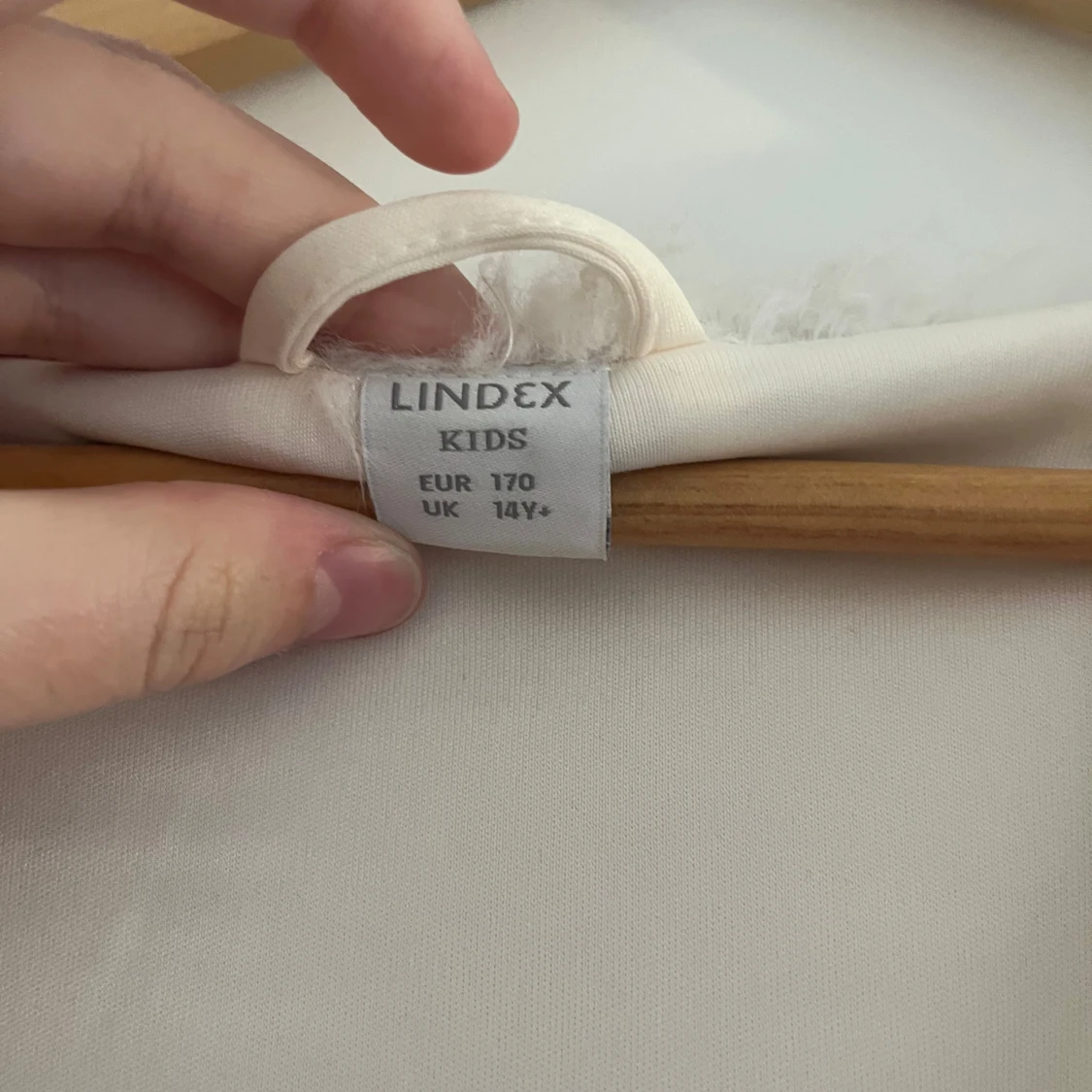 Vit fluffig pälsjacka från Lindex - 2