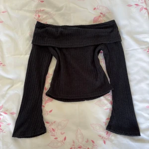 Off-shoulder top - Snygg off shoulder topp i svart, står ingen storlek men skulle uppskatta till en XS eller S
