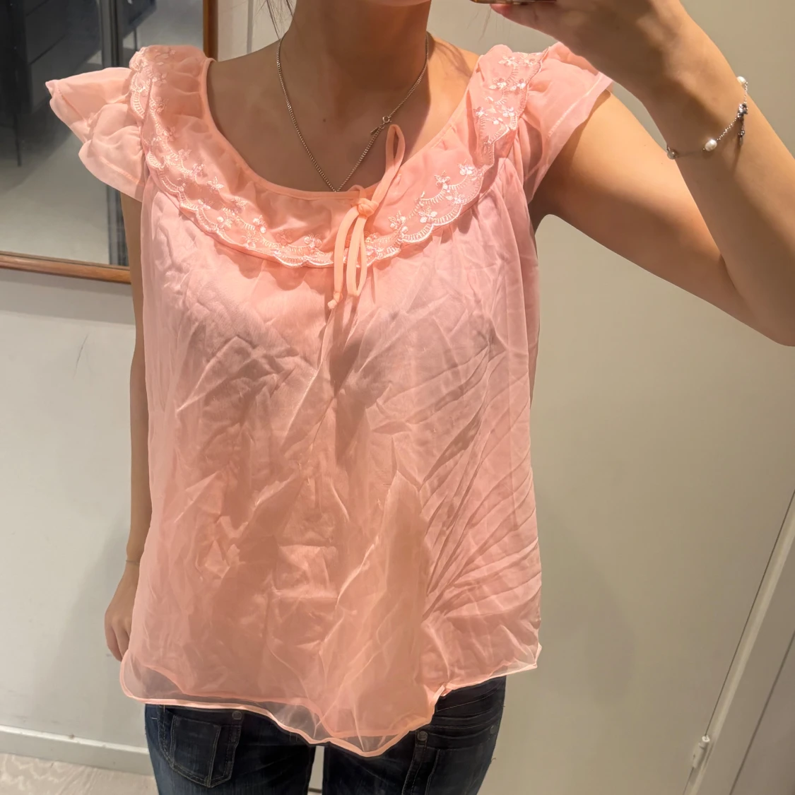 Söt ljusrosa blus med spets och volang
