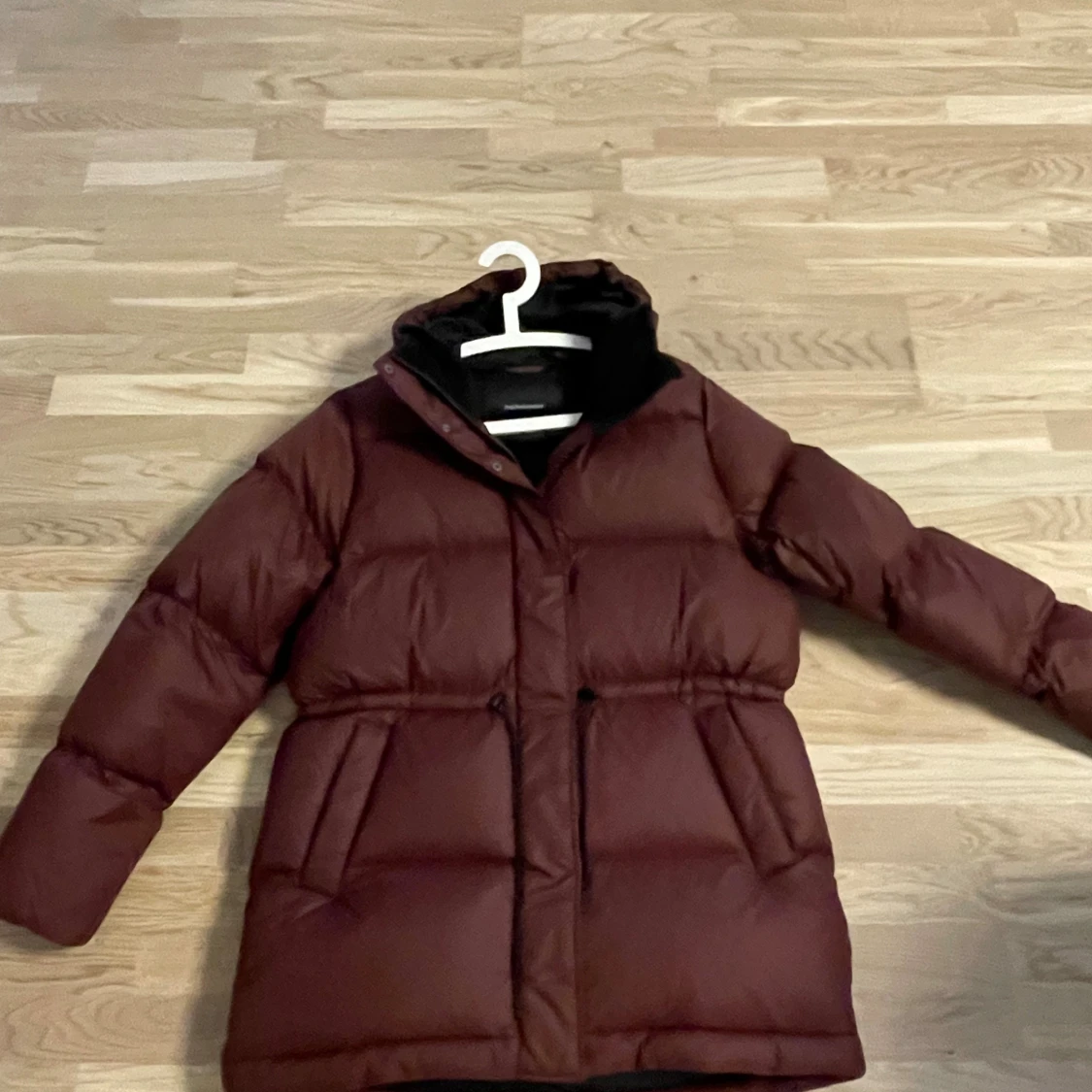 Vinröd dunjacka från Peak Performance - 2