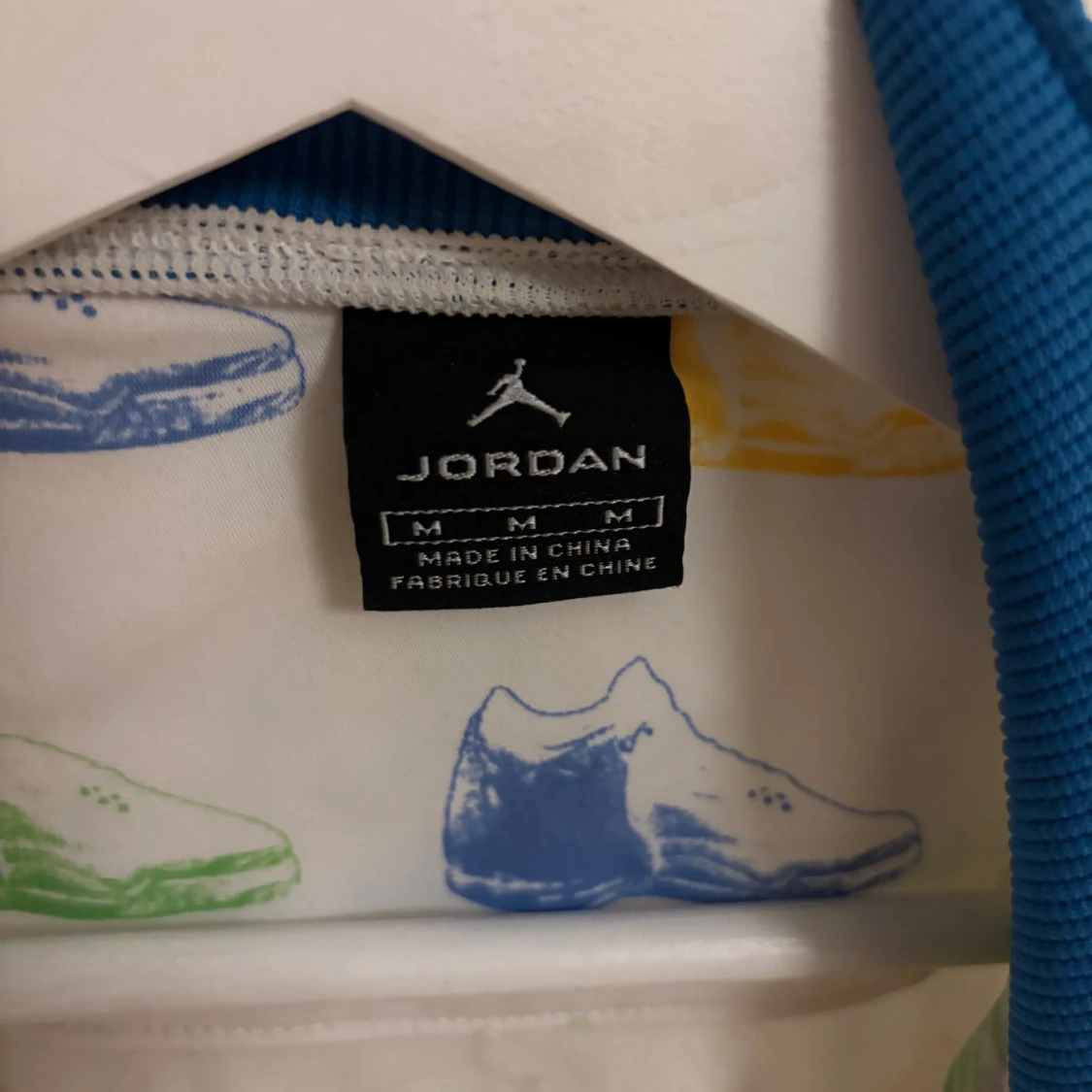 Jordan vit vindjacka med sneakersmönster - 2