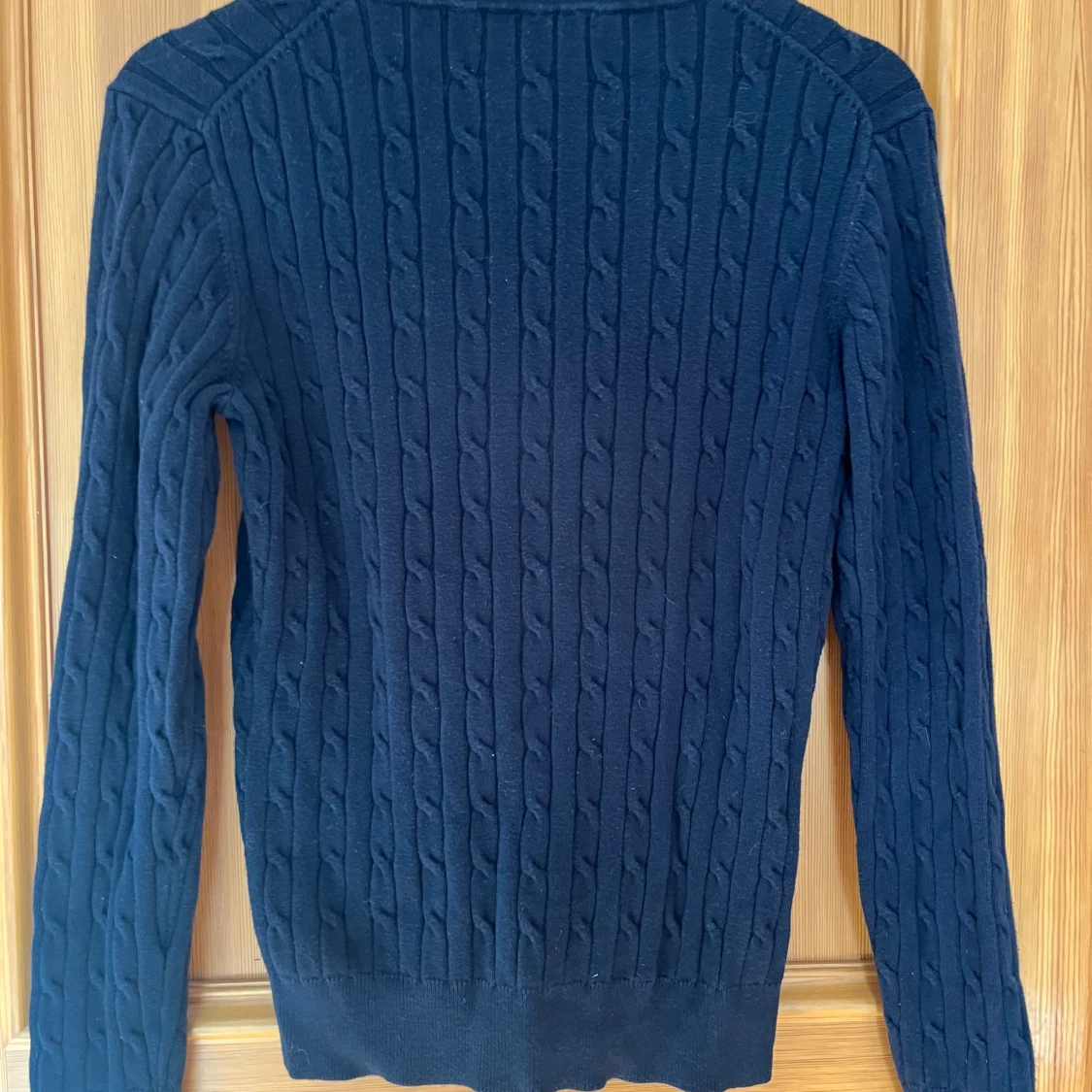 Mörkblå kabelstickad tröja GANT - 1