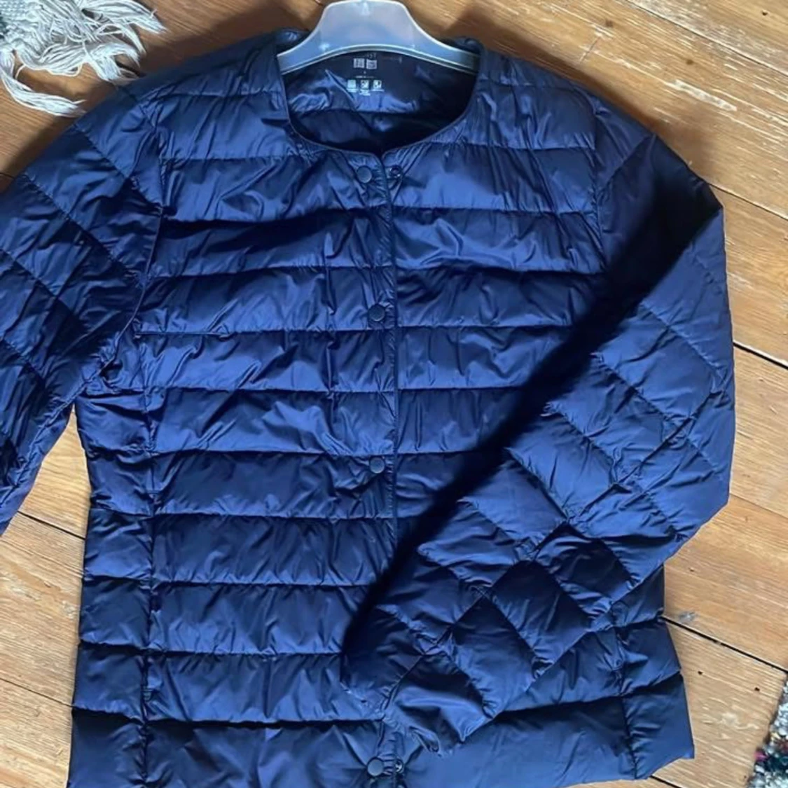 Marinblå dunjacka från Uniqlo 