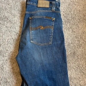 Blå jeans från Nudie Jeans, W30 L30 - Säljer ett par klassiska blå jeans från Nudie Jeans i storlek 30/30 lite små på mig inga defekter. Model lean dean skriv vid funderingar 