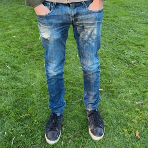 Blå replay jeans med slitningar - Säljer ett par blå skinny jeans med coola slitningar och tvättade detaljer. Jeansen är ifrån replay och modell anbass. Storlek 29 w och 32 l. Hör av er vid frågor. Lagat håll i båda fickorna fram