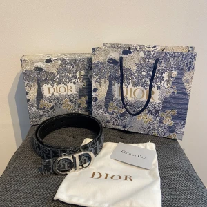 Christian Dior Bälte - Tja! Säljer detta feta Christian Dior bälte då de inte kommer till användning, Storlek: 100 cm,   Skick 10/10 (Använt väldigt fåtal gånger) Köpt för ca 9000kr för 3 år sen  Säljer för 2500kr. Allt OG medföljer alltså allt på bilderna, Bild på Kvitto/Orderbekräftelse skickas vid intresse av köp!