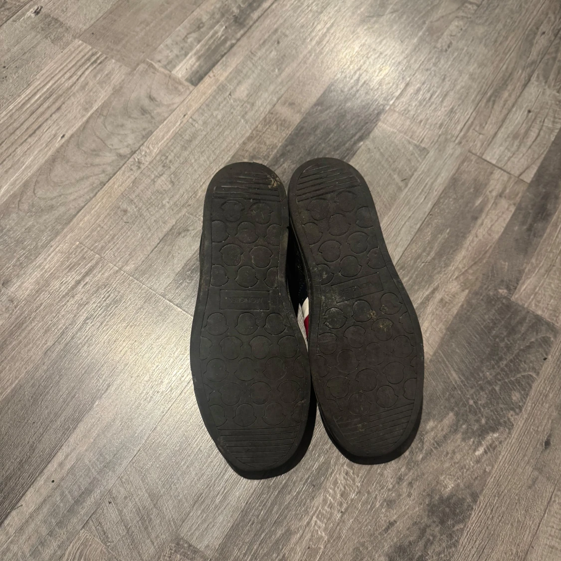 Svarta Moncler sneakers med röd/vit detalj - 2