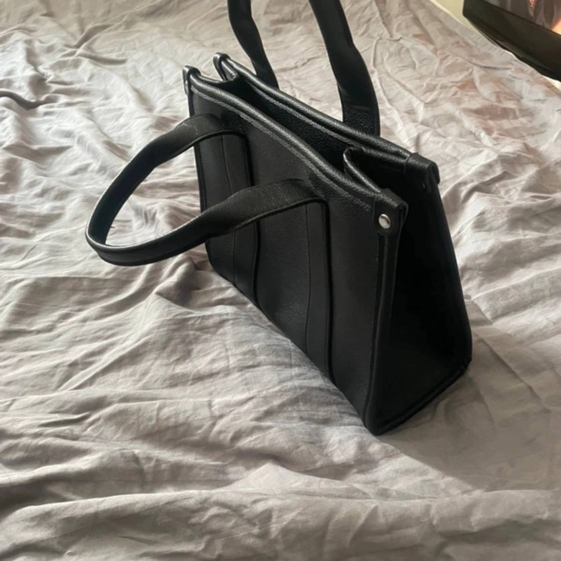 Svart stilren handväska i skinnimitation - 2