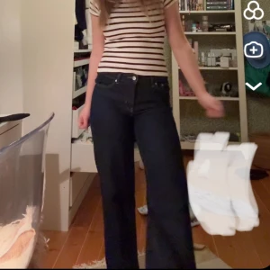 Mörkblå wide jeans från Perfect Jeans - Säljer ett par low wide jeans från Gina! Jättesnygga och tror inte de säljs längre. Köpt i vintras men endast använda en gång! Storlek 34💕pris kan diskuteras