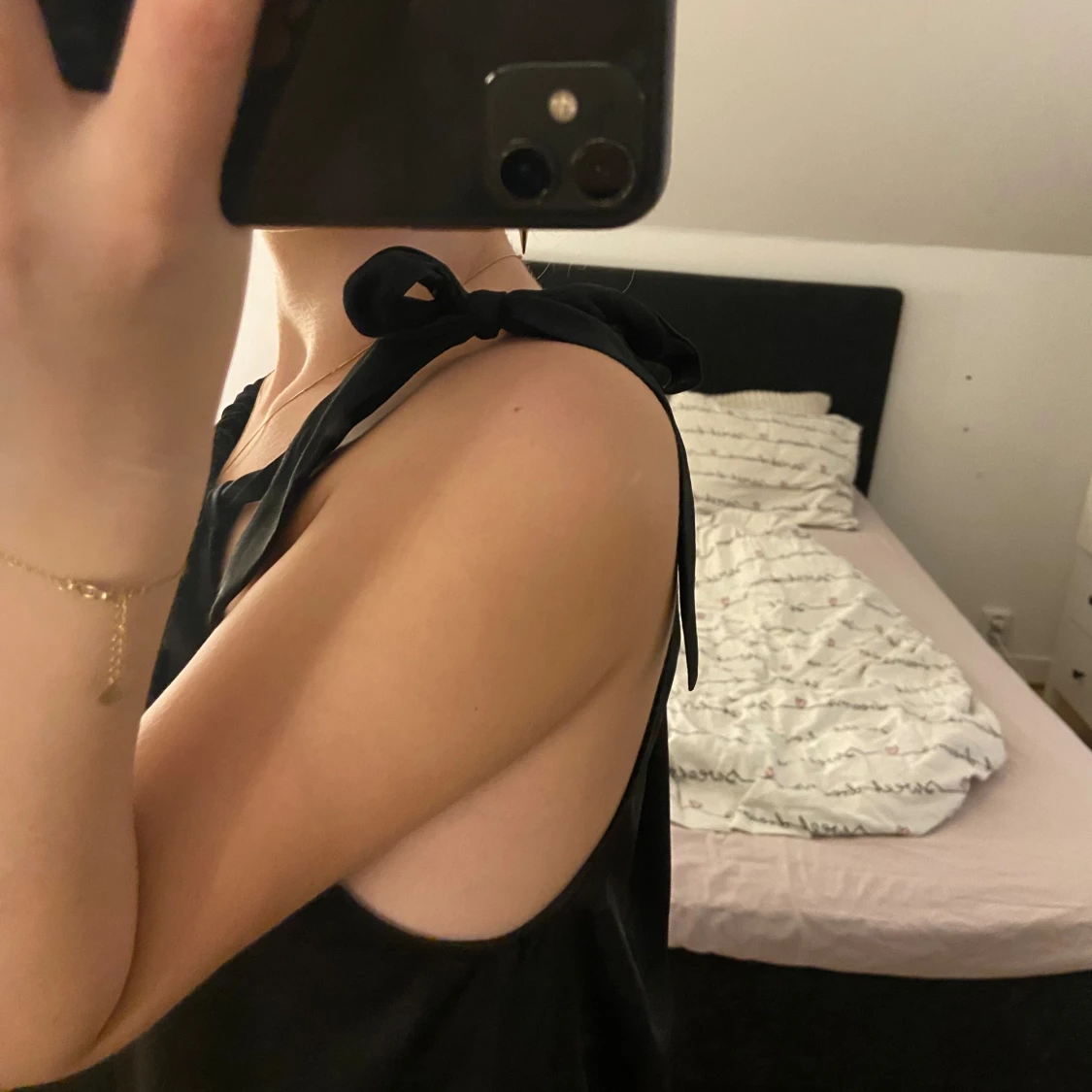 Svart satin blus med rosätt på ena sida - 1