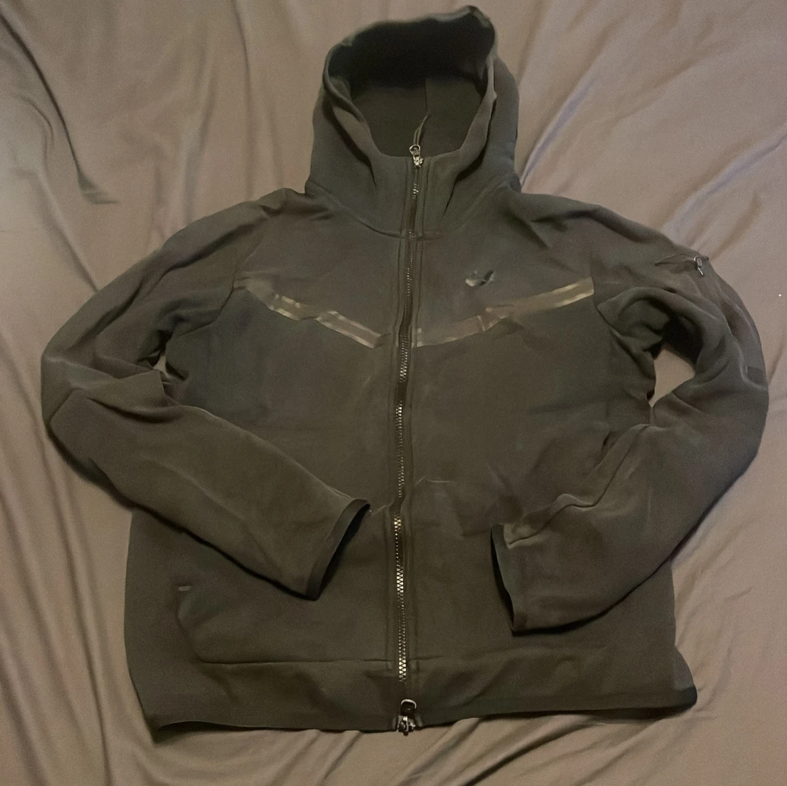 Svart hoodiejacka från Nike med dragkedja