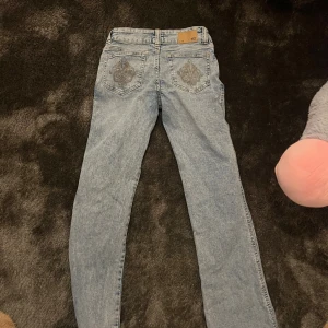 Ljusblå jenas  - Ljusblå lager 157 jeans med snyggt broderade detaljer på bakfickorna. Klassisk rak passform och låg midja, tillverkade i slitstarkt jeanstyg. Perfekta för dig som gillar vintagevibbar och vill sticka ut lite extra med broderade fickor.