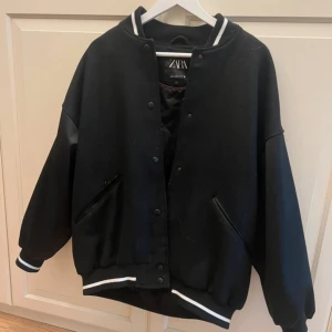 Oversized Collage jacka - Oversized Collage jacka ifrån Zara, strl S. 