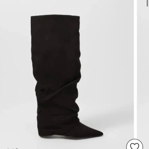 Svarta höga stövlar i mocka från Nelly - Folded Shaft Boot från Nelly. Aldrig använda då dragkedjan på ena skon är defekt, fick svar från Nelly att det är lätt att fixa hos skomakare för en billig peng men har inte orkat ta tag i de. Annars skitsnygga. Nypris 899