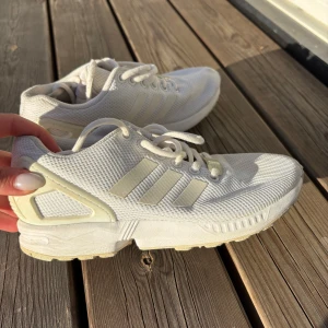 Vita Adidas originals flux - Sköna adidas flux, använt ett par gånger