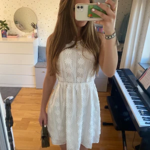 Skit snygg sommar kläning!  - Superfin vit kortklänning jag älskar den och man kan ha den på konfermation, skolavslutning eller bara allmänt. Skit snygg och stockholmstil! 