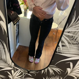 Svarta jeans från Gina Tricot  - Säljer dessa bootcut jeans som är midwaist. De har urtvättad svart färg. Väl använda men inga defekter alls, säljer då de inte passar längre och använder bara lågmidjat 🩷
