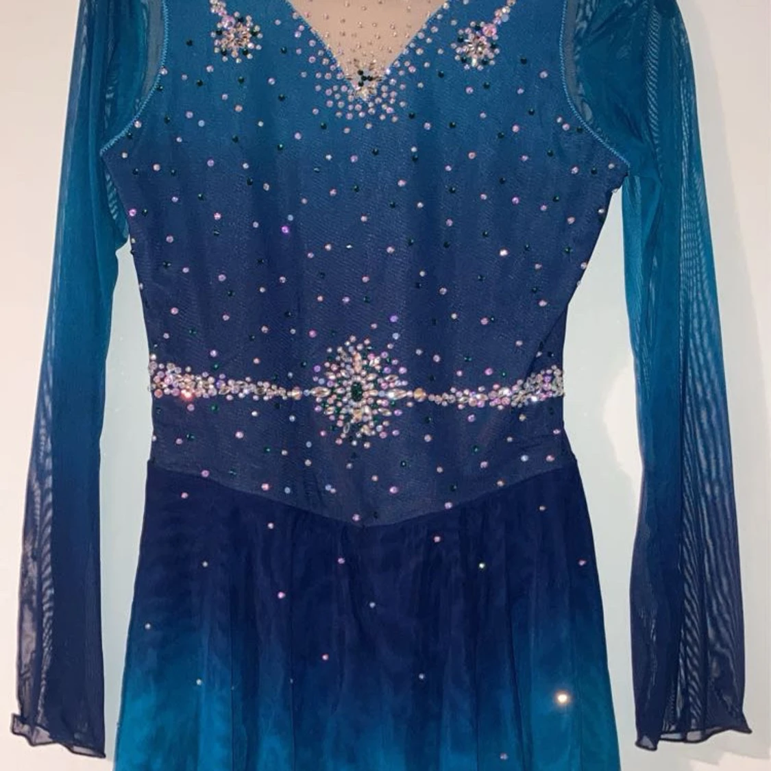 Blå glittrig konståkningsklänning